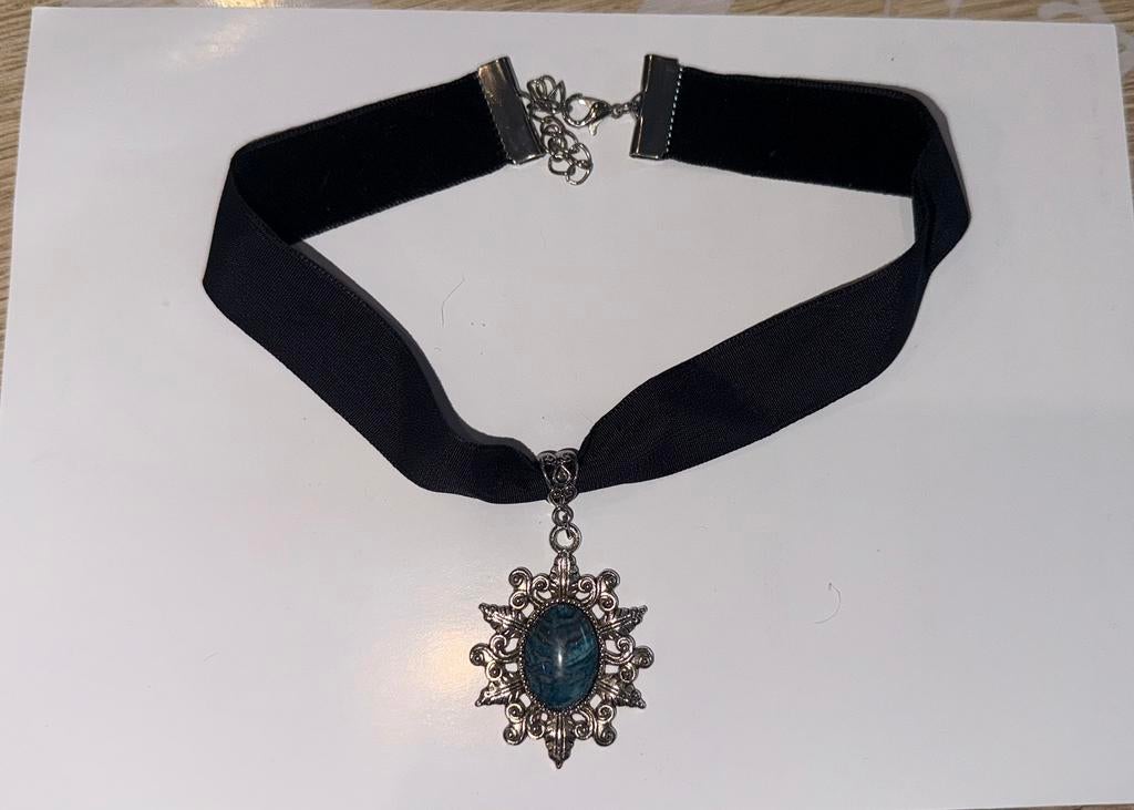 Choker ketting met blauwe steen, Ophalen of Verzenden, Zo goed als nieuw
