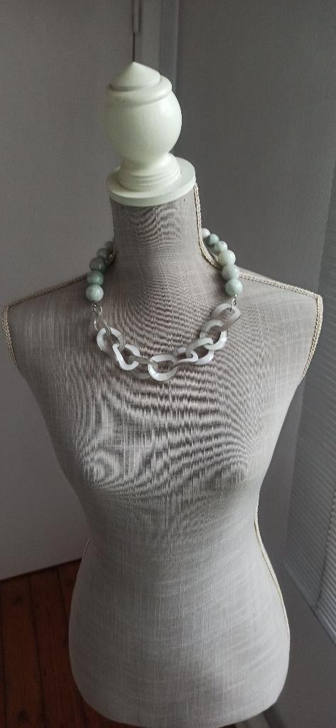 Juweel - lichtgroene design ketting met parels en krullen, Met hanger, Kunststof, Ophalen of Verzenden, Zo goed als nieuw