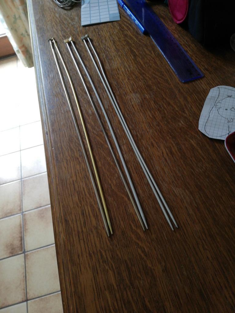 2 paires d'aiguilles à tricoter No 3.5 et 1 paire No3, Comme neuf