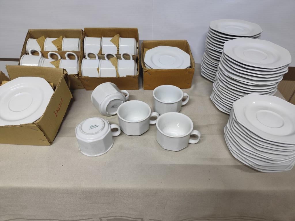Porseleinen tassen en bordjes. Speciaal model., Enlèvement, Assiettes(s)