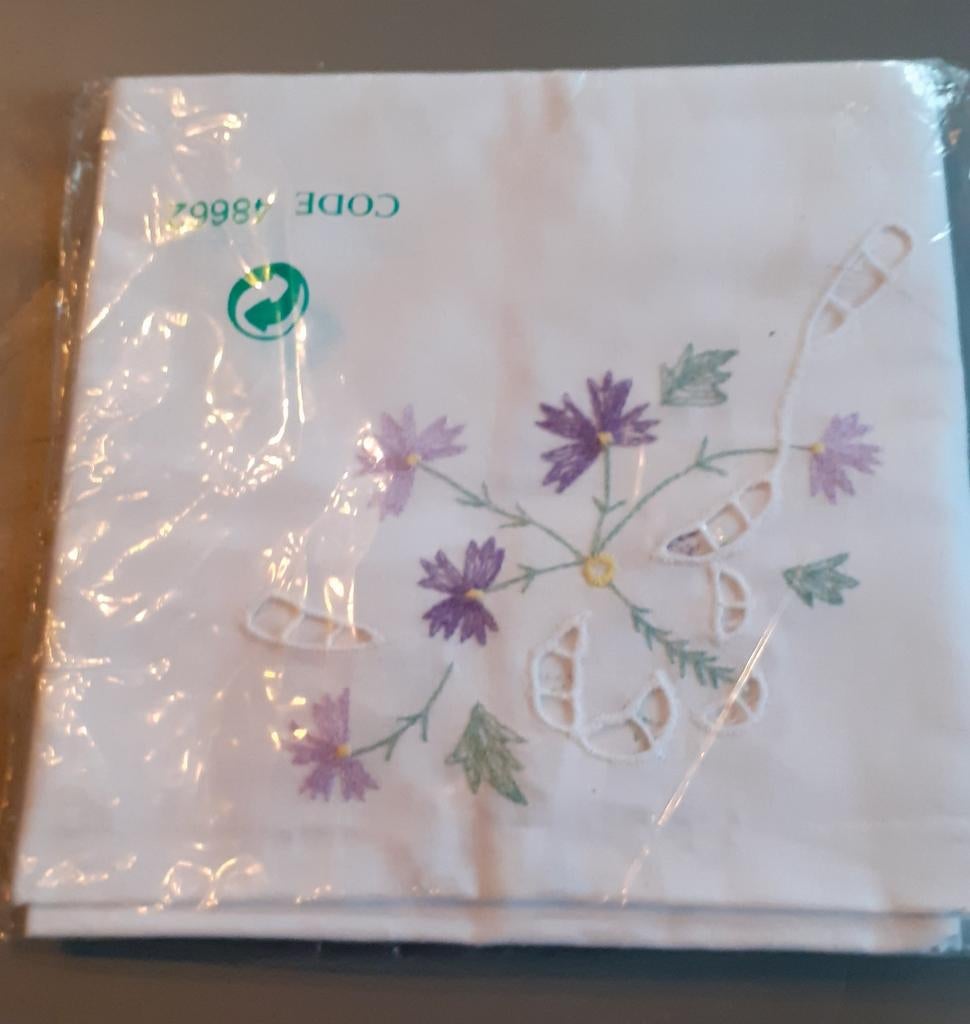 Nappe d'appoint brodée neuve de 80x80 cm, Enlèvement ou Envoi