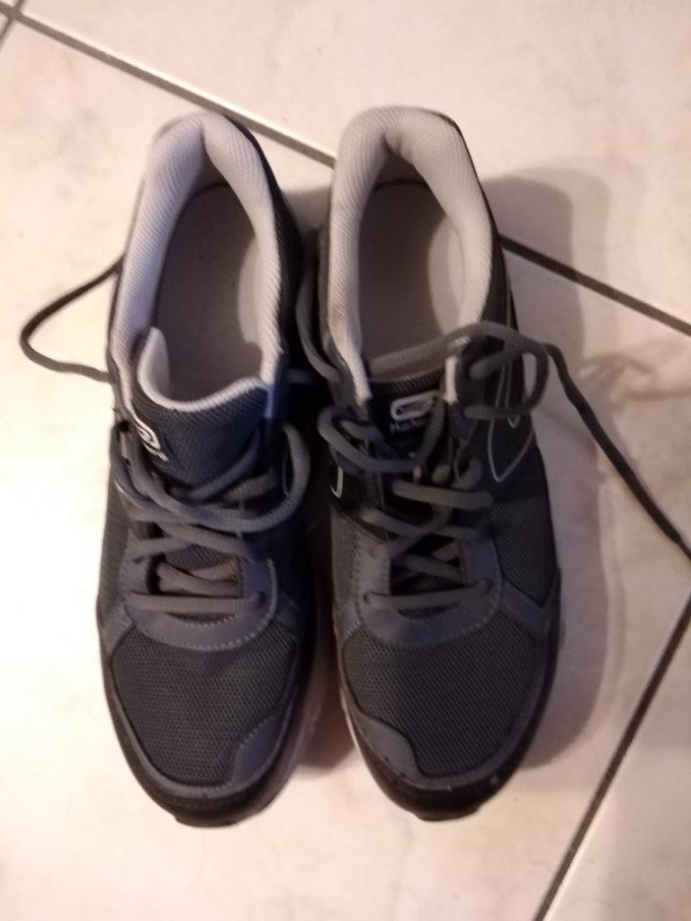 kalenji snaekers maat 42(doos bart schoenen), Enlèvement ou Envoi, Kalenji, Autres couleurs, Comme neuf