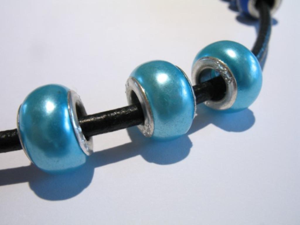 Bedel: bleek blauw, Bijoux, Sacs & Beauté, Bracelets à breloques, Neuf, Autres marques, Enlèvement ou Envoi, 4 bracelets à breloques ou plus
