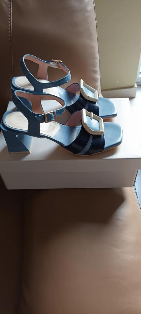 Mooie nieuwe zomerschoenen van Moernaut., Enlèvement
