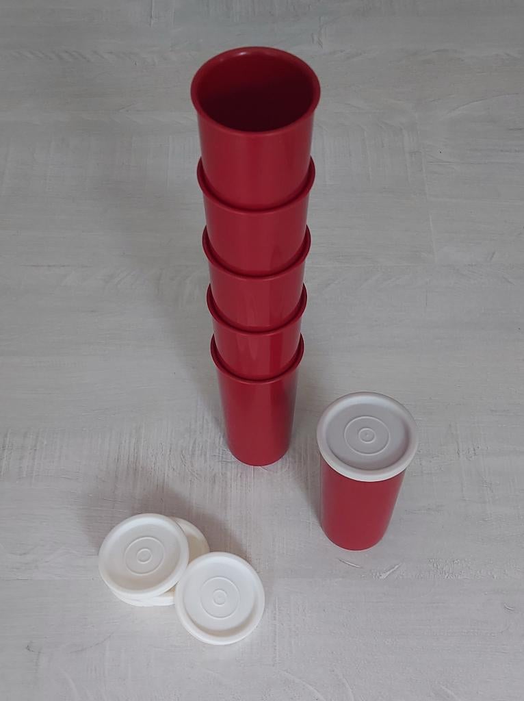 6 petits gobelets Tupperware avec couvercles, Maison & Meubles, Cuisine| Tupperware, Utilisé, Récipient ou Bol, Rouge, Enlèvement