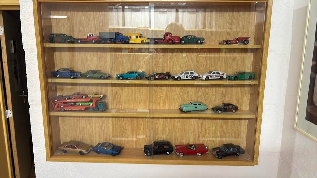 Vitrine muur kastje incl autos, Hobby en Vrije tijd, Modelauto's | 1:43, Auto, Corgi, Ophalen