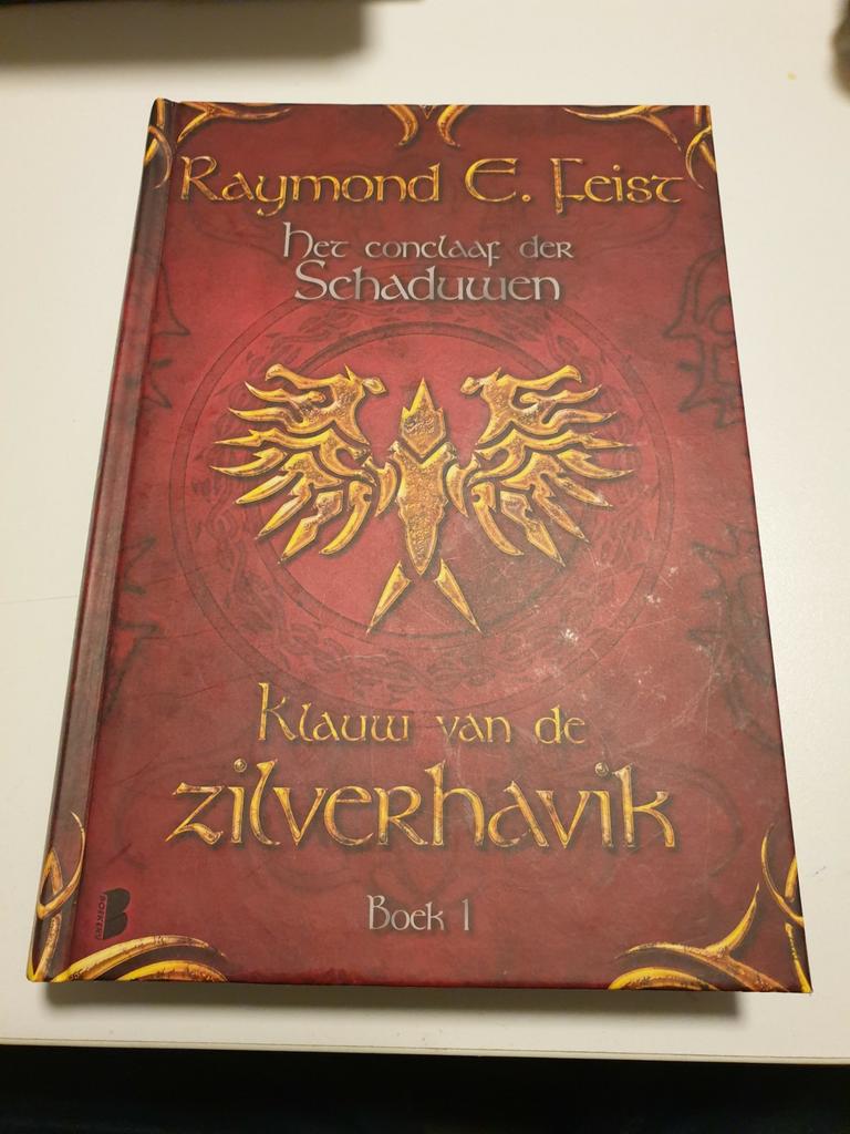 Raymond E. Feist - Klauw van de Zilverhavik, Boeken, Fantasy, Zo goed als nieuw, Ophalen of Verzenden
