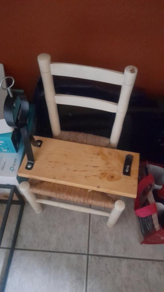 Wit kinderstoeltje  met rieten zitting, Ophalen