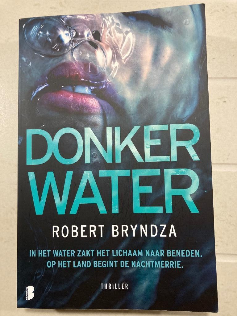 Boek : Donker water, Ophalen of Verzenden, Zo goed als nieuw, Robert Bryndza