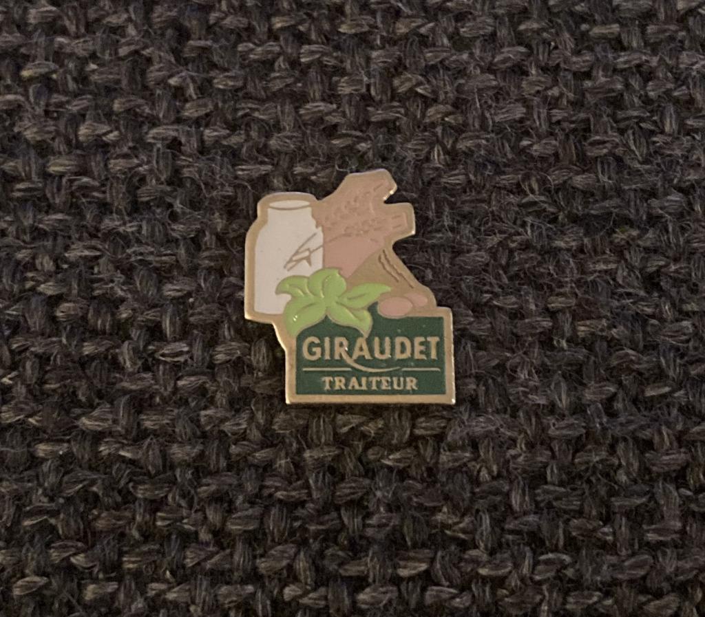PIN - GIRAUDET - TRAITEUR, Envoi, Utilisé, Autres sujets/thèmes, Insigne ou Pin's