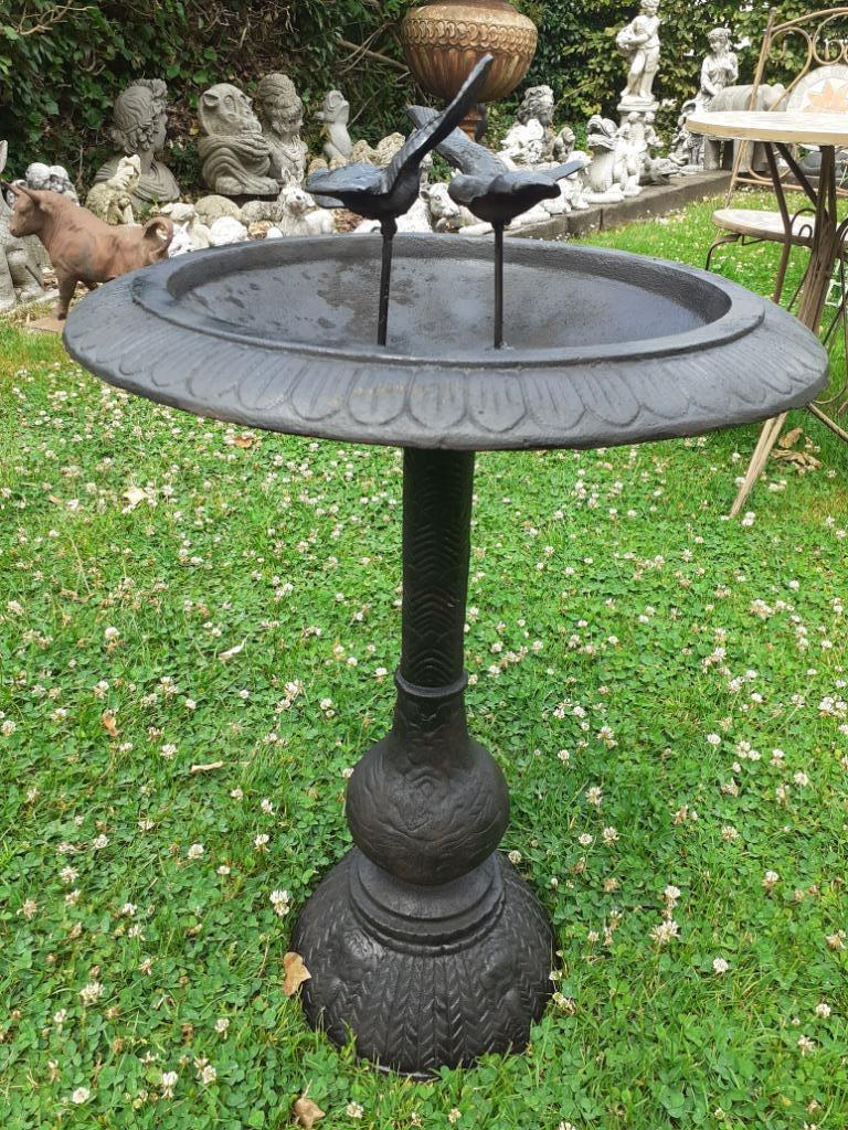 GRAND BAIN D'OISEAUX EN FONTE PATINEE, Enlèvement, Comme neuf
