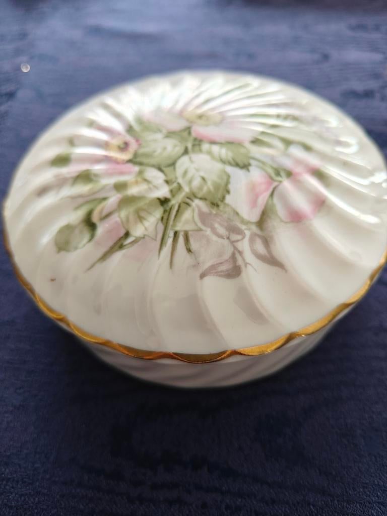 Bocal en porcelaine avec couvercle., Enlèvement