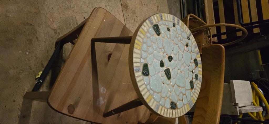 Petite table mosaïque, Enlèvement