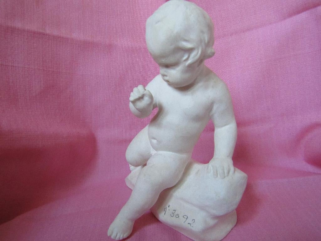 Fantastique statuette d'un bambin assis, Enlèvement ou Envoi, Comme neuf, Humain