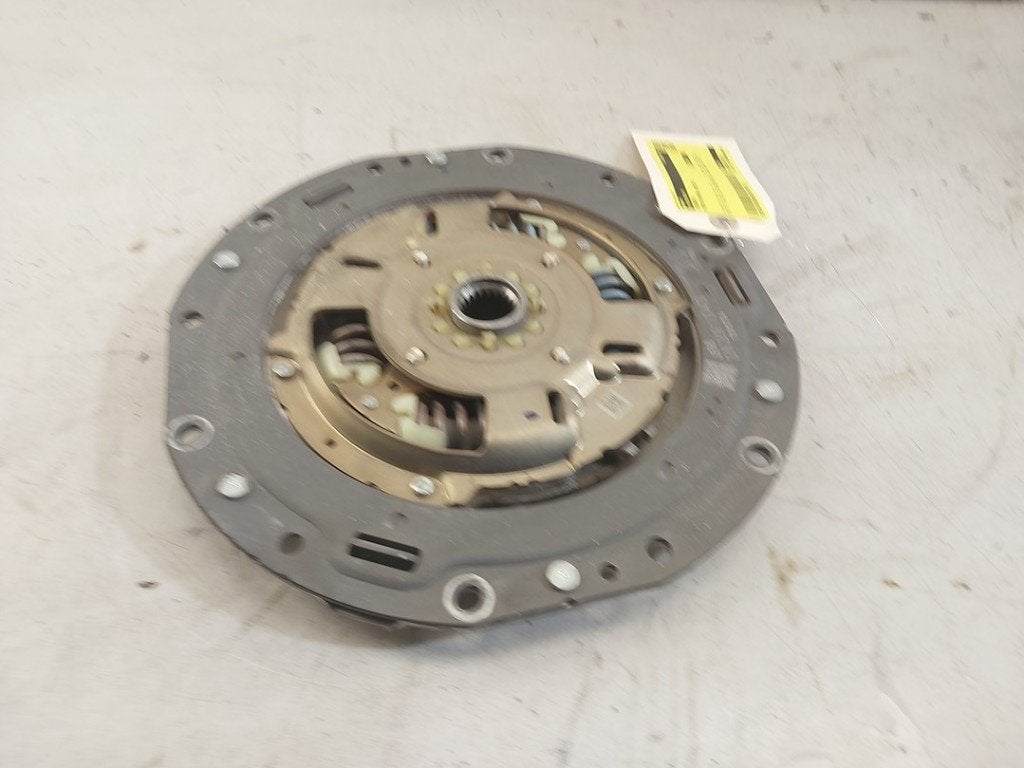 VOLANT MOTEUR Toyota Yaris IV (P21 / PA1 / PH1) (01-2020/-), Kundenbetreuung@toyota.de, Toyota, Utilisé, Toyota-Allee 2
50858  Köln, DE