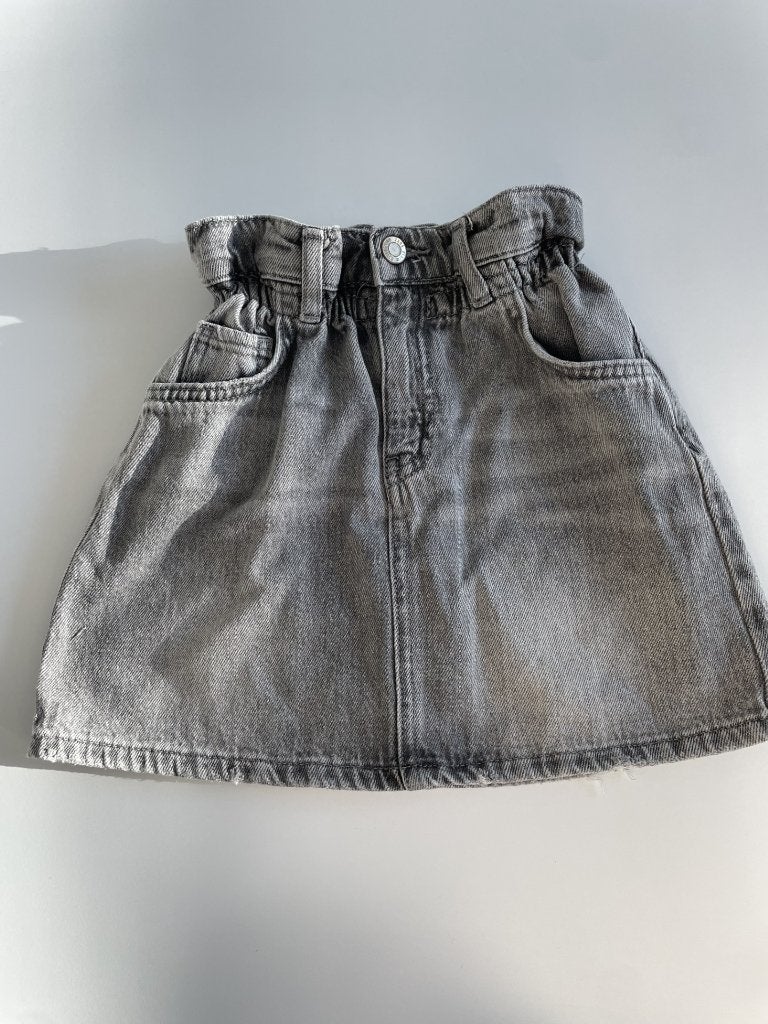 Jupe en jean grise de Zara taille 128, Enfants & Bébés, Robe ou Jupe, Enlèvement ou Envoi, Comme neuf, Zara