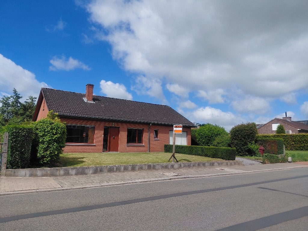 Ruime alleenstaande woning met zonnige tuin te Gullegem., Wevelgem, 2 kamers, Vrijstaande woning, 500 tot 1000 m²