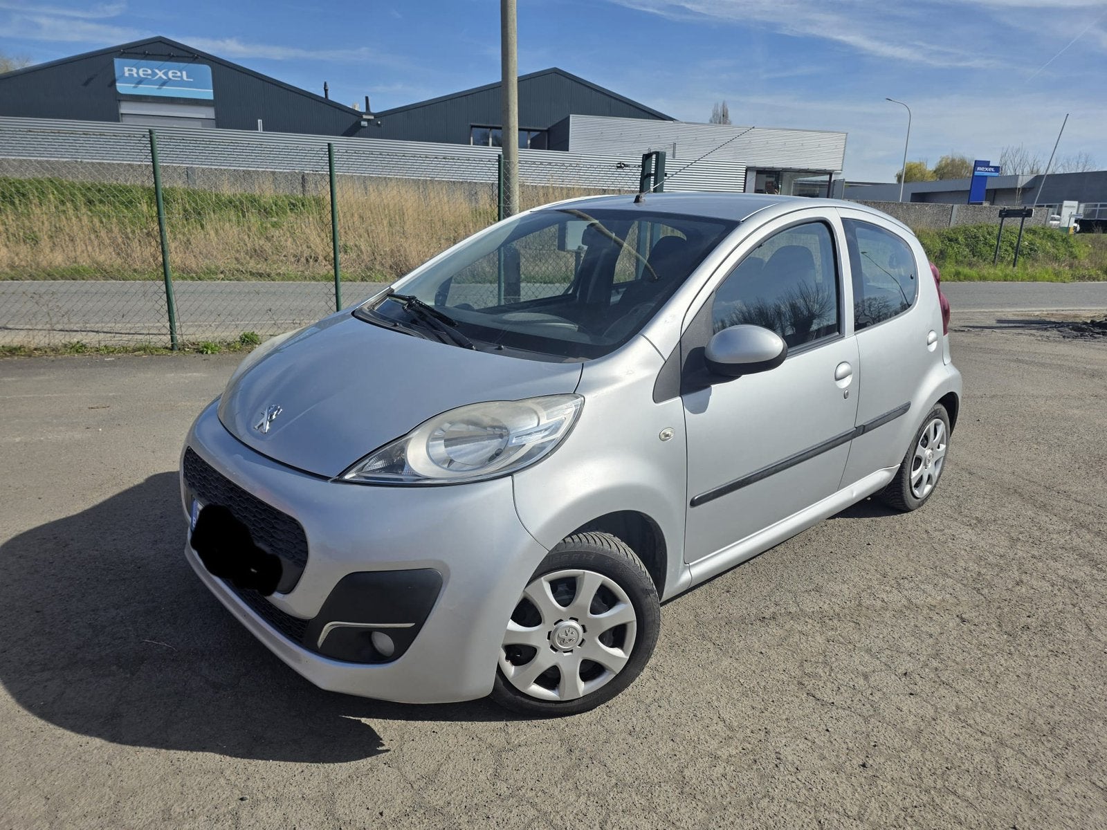 PEUGEOT 107 1.0i EURO 5/AN 2012/135000KM+CAR-PASS ETAT NEUF, Autos, 1190 kg, Achat, Noir, 5 portes