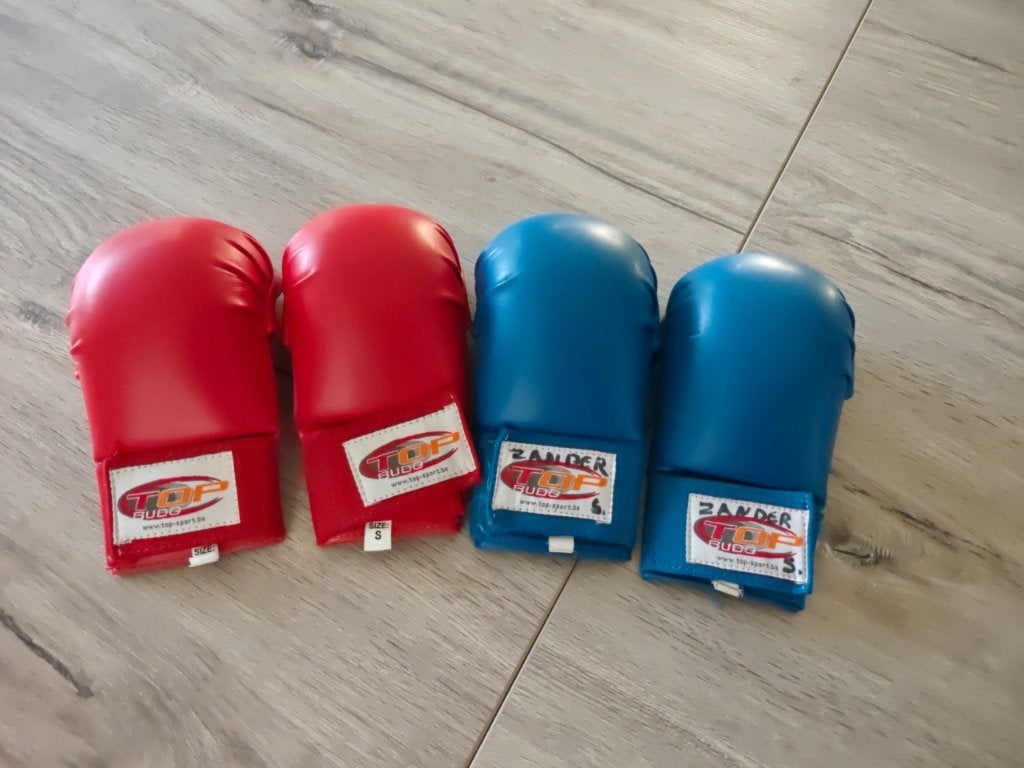Top Budo karate handschoenen rood & blauw - Maat S (set), Sports & Fitness, Comme neuf, Enlèvement, Protection pour arts martiaux