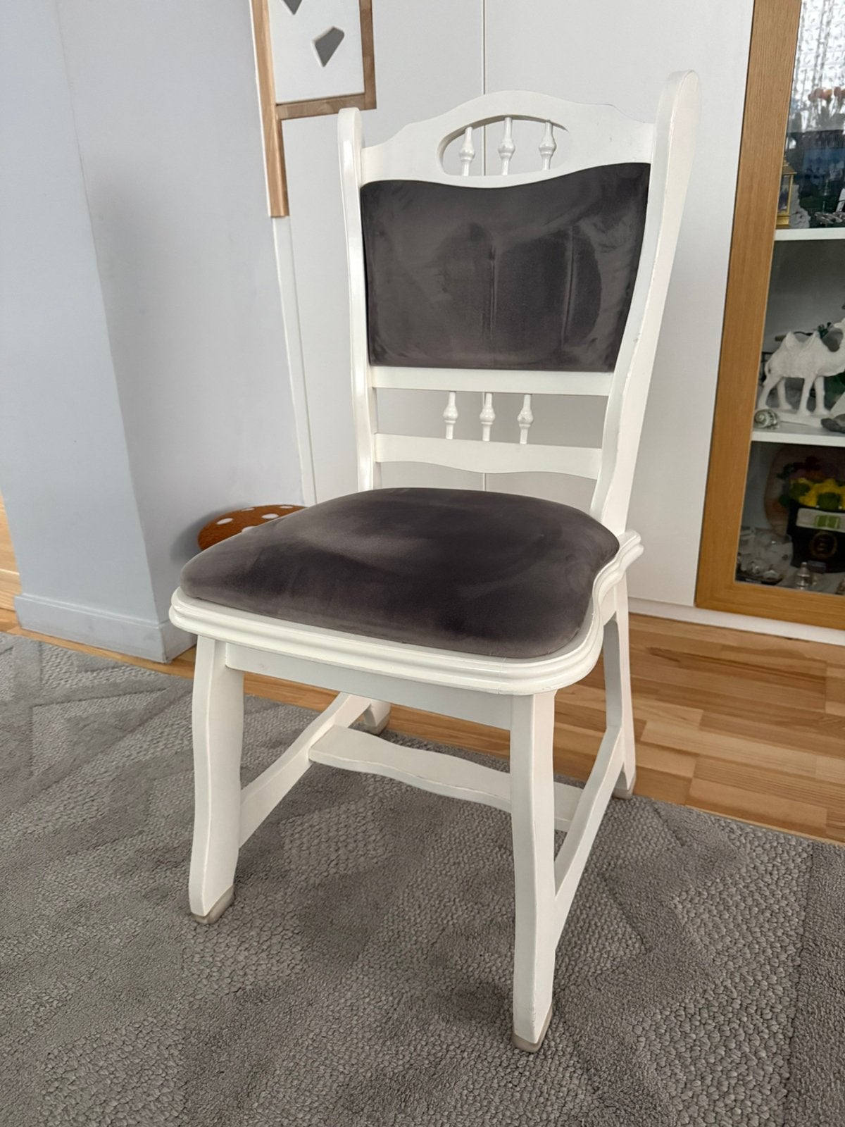 Chaise en bois massif et revêtement en velours, Maison & Meubles, Enlèvement, Neuf, Gris, Bois