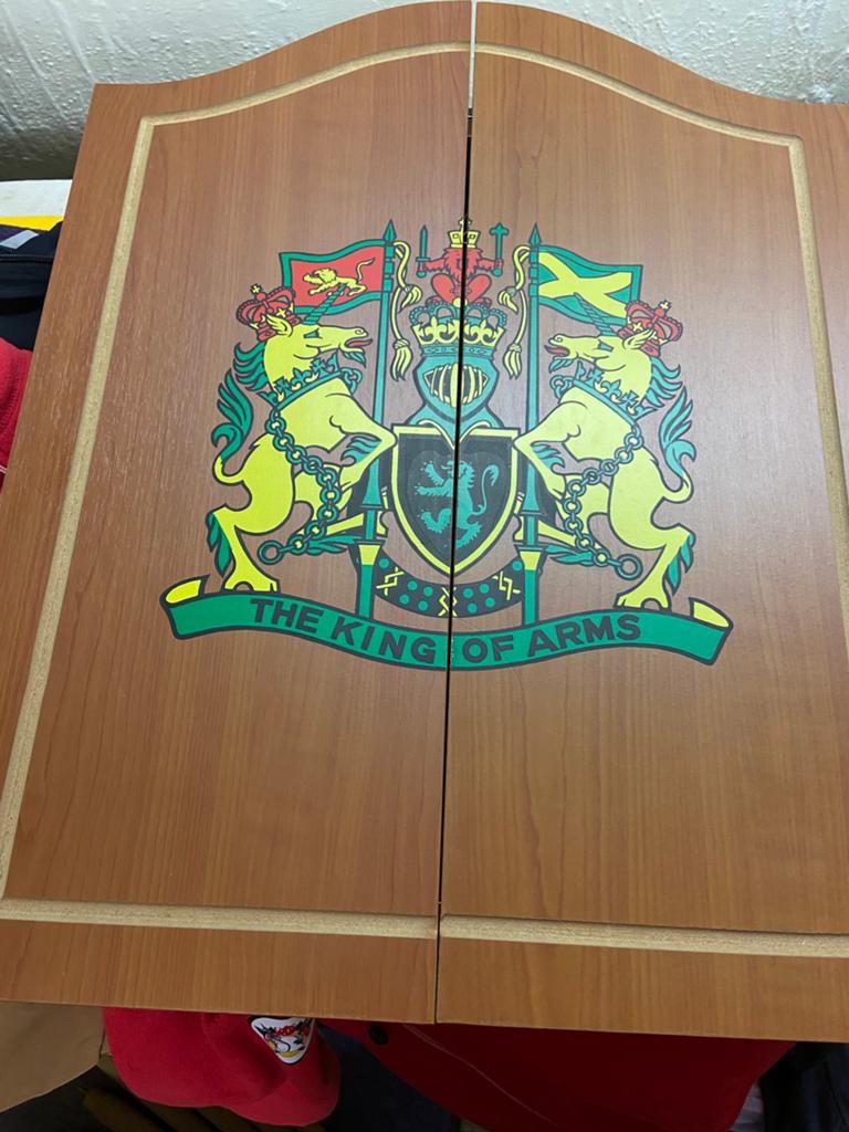 Dartskast en dartsbord, Sport en Fitness, Ophalen, Zo goed als nieuw, Dartbord