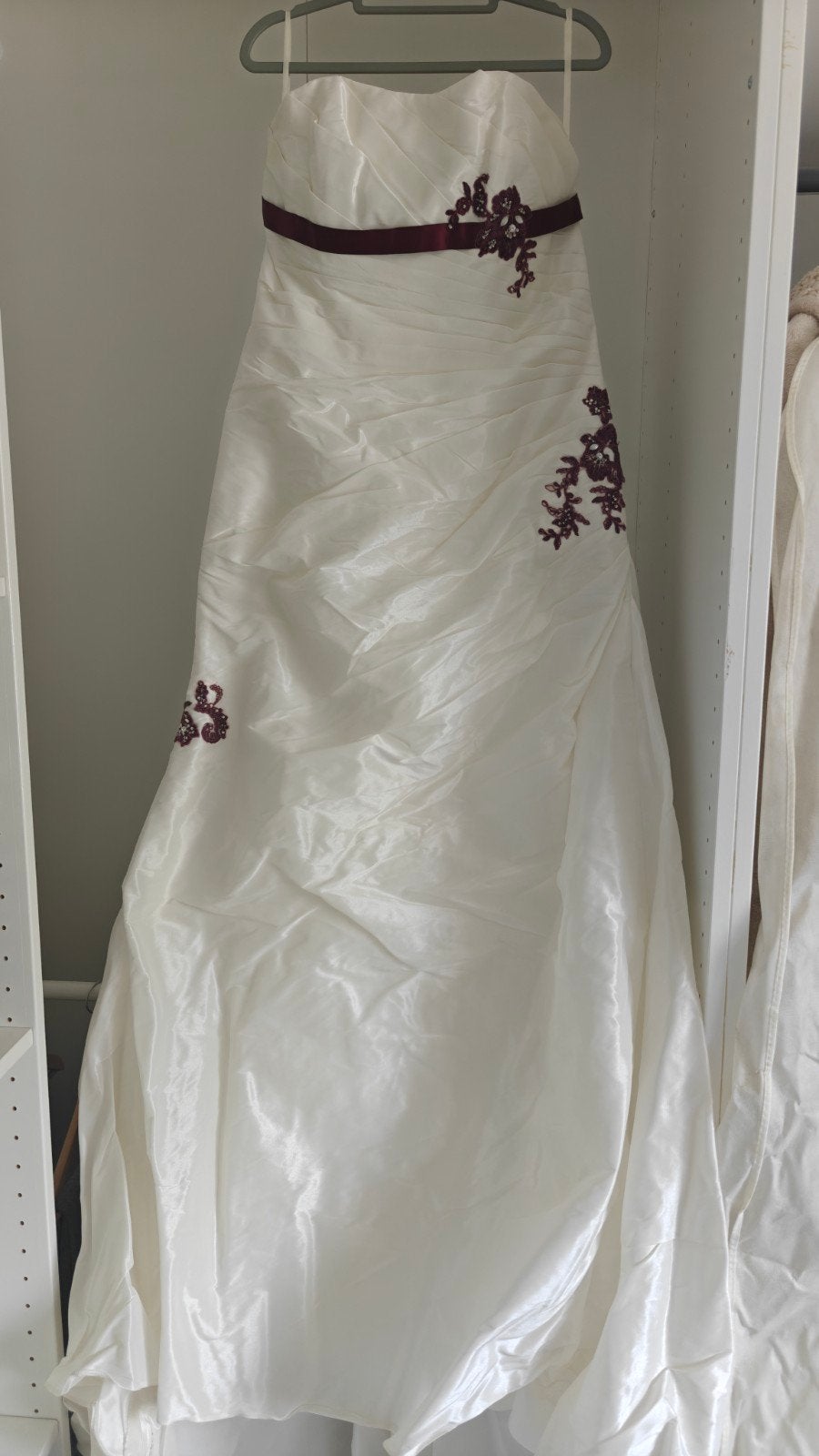 Trouwkleed gebroken wit met bordeaux accenten, Vêtements | Femmes, Vêtements de mariage & Accessoires de mariage, Enlèvement, Blanc