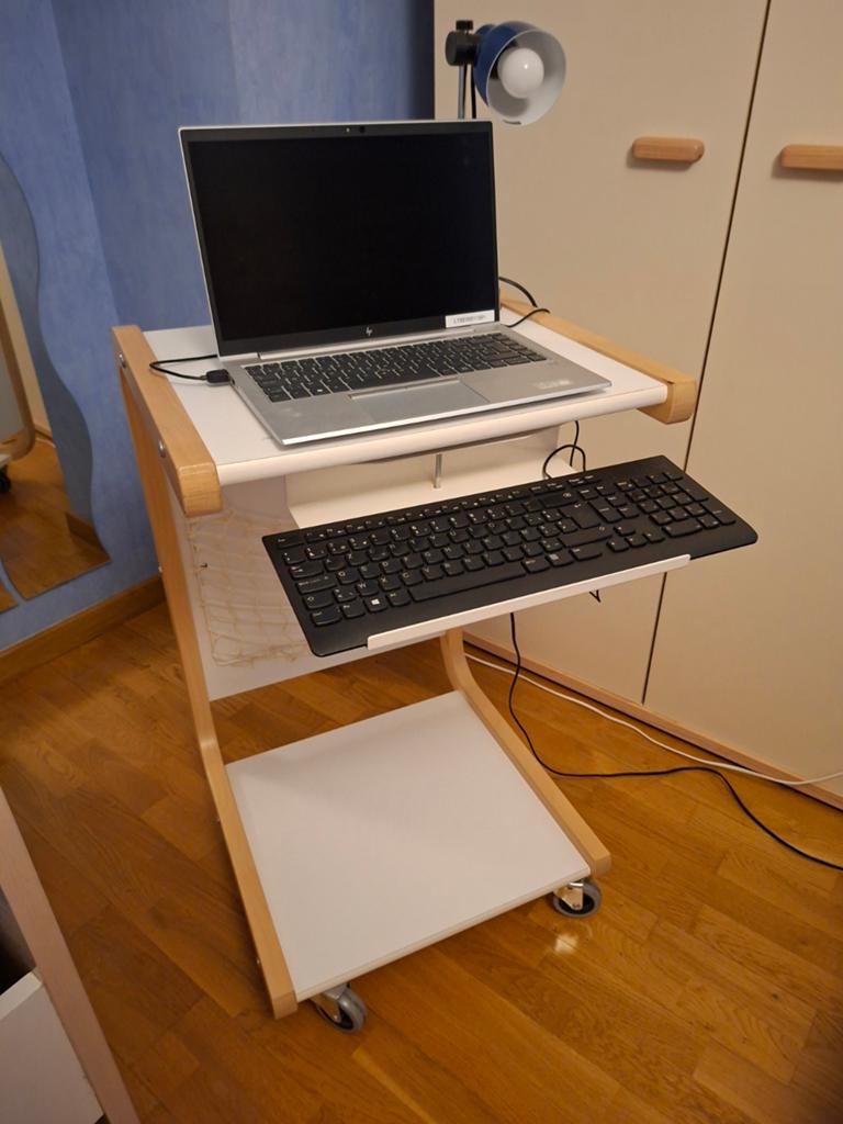 Computer tablet tafel.  ikea, Huis en Inrichting, Kasten | Computermeubels, Ophalen
