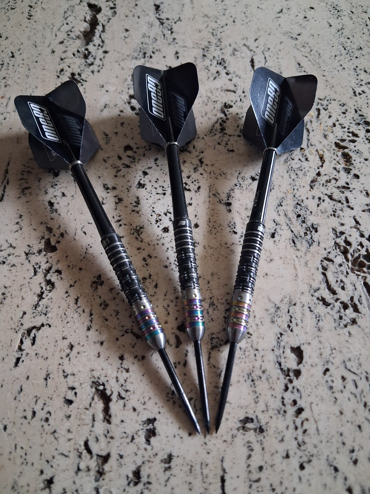 On 80 dartspijlen, Ophalen