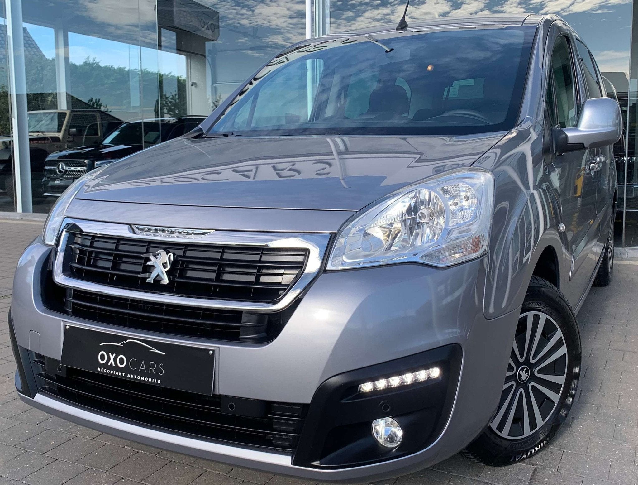 Peugeot Partner 1.6 HDI TEPEE 100CV / Boite Auto / Gps / Car, Auto's, Stof, Gebruikt, Euro 6, 4 cilinders