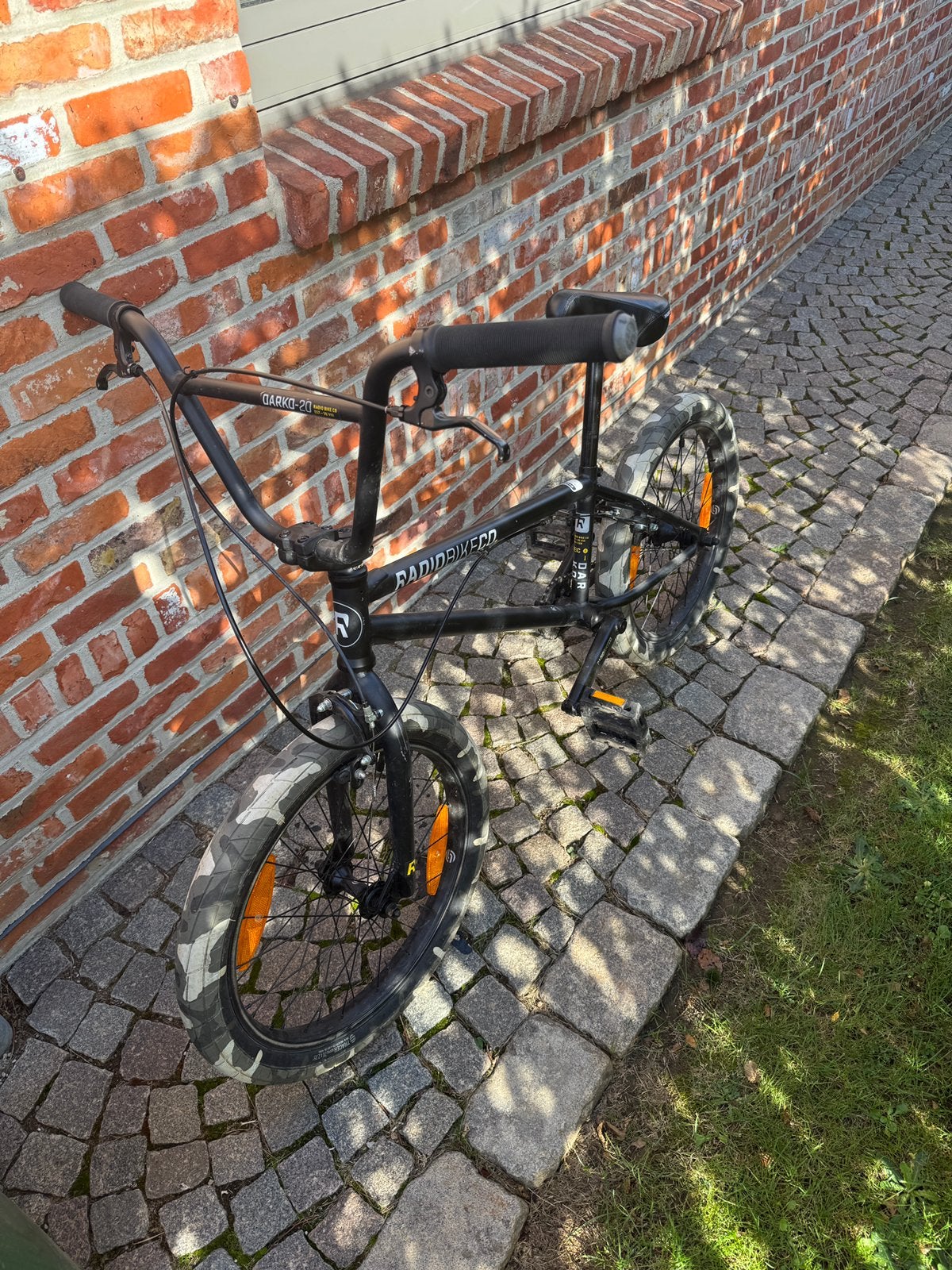 BMX 2021 Radio Bike Co freestyle 20.5” + 2 pegs, Ophalen, 16 tot 20 inch, Velgrem, V-brakes