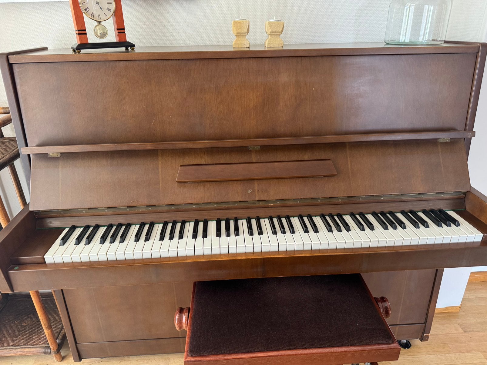 Rippen buffetpiano in warm houtskleur, Muziek en Instrumenten, Piano's, Ophalen, Bruin