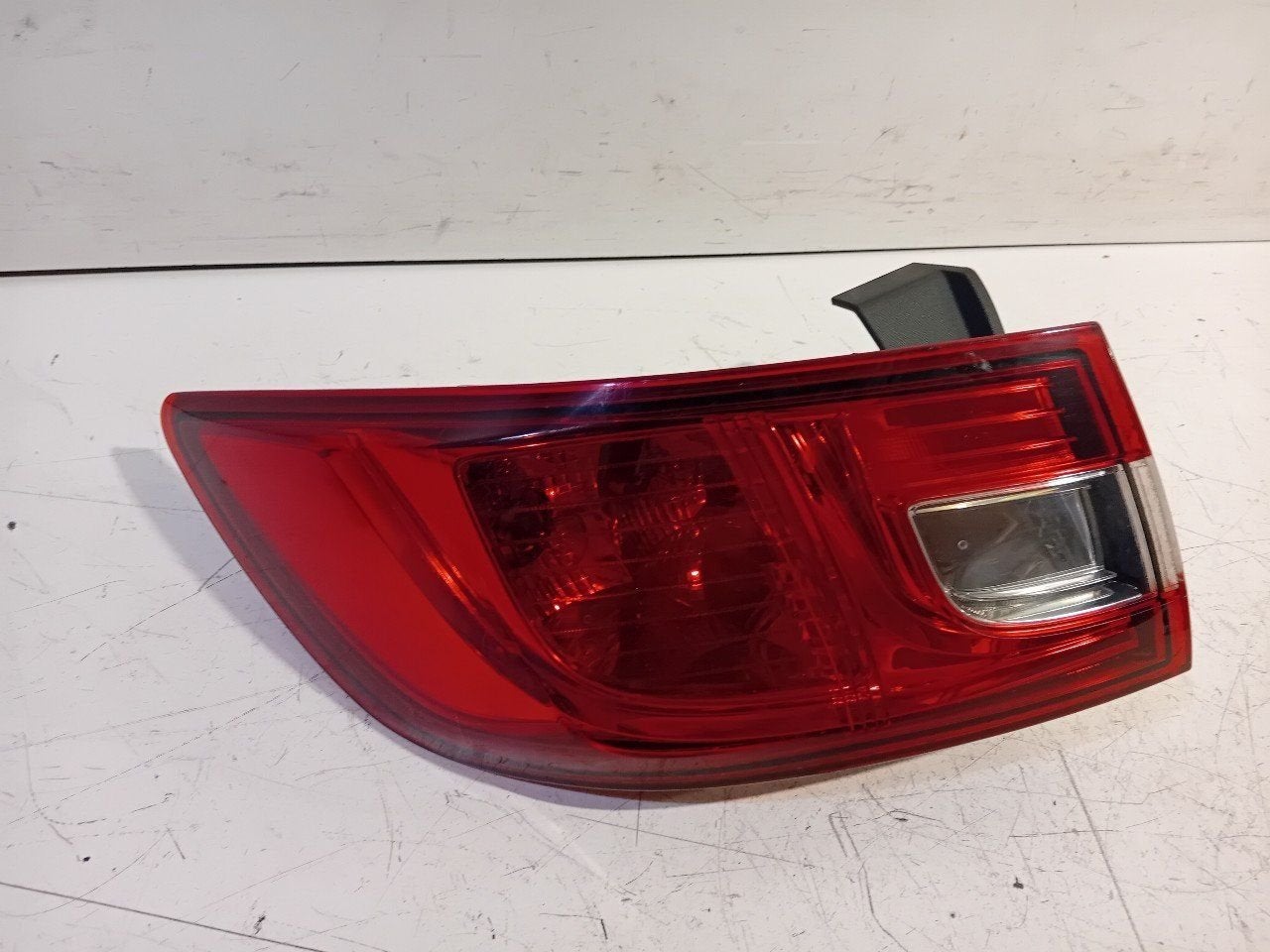 Achterlicht links buiten Renault Clio, Onderdelen@venauto.nl, Van der Ven Autorecycling B.V., Gebruikt, Ettenseweg 76, 4706 PB Roosendaal, The Netherlands