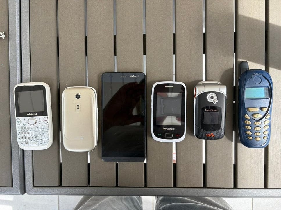 Lot de 6 anciens GSM rétro (Sony Ericsson, Polaroid, Wiko), Télécoms, Enlèvement ou Envoi, Utilisé, Sans abonnement