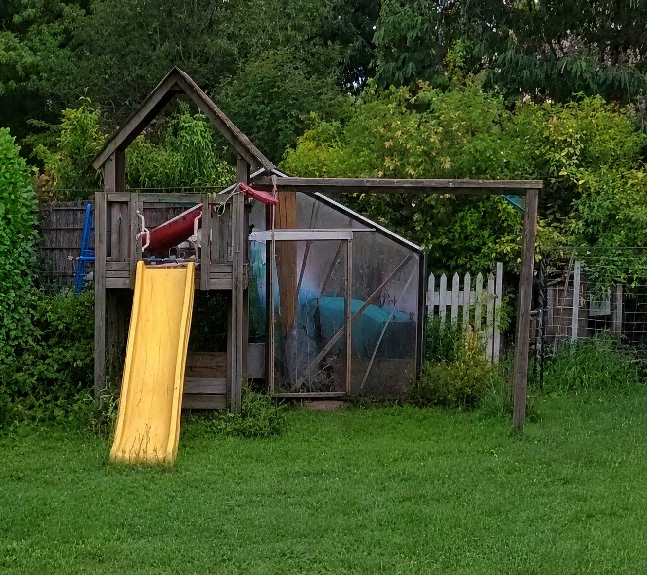 Speelhuisje met glijbaan en schommels, gratis af te halen, Kinderen en Baby's, Speelgoed | Buiten | Speeltoestellen, Ophalen, Gebruikt