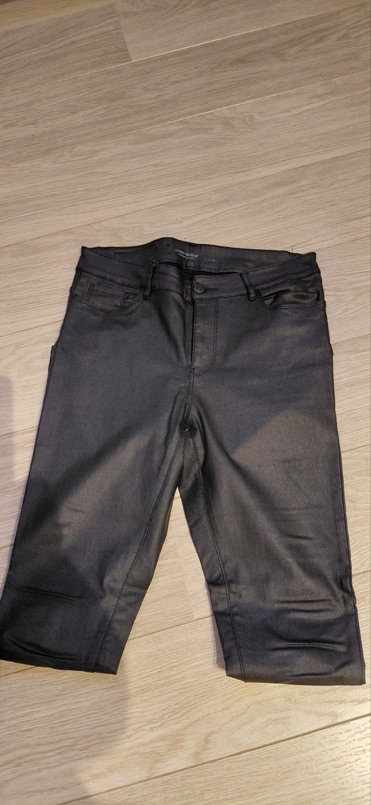 zwarte broek nepleer vero moda, Vêtements | Femmes, Enlèvement