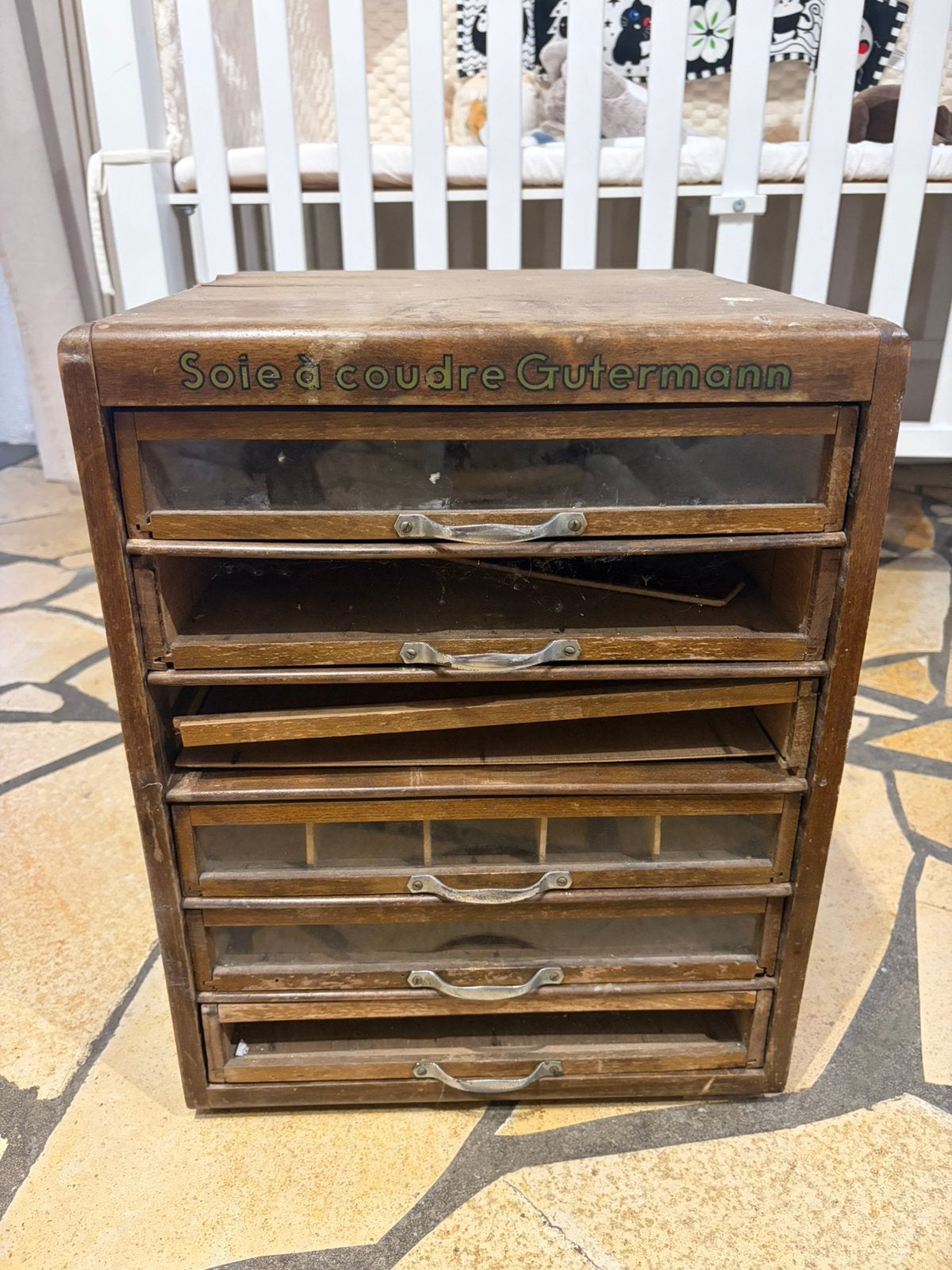 Armoire a couture a retaper, Enlèvement