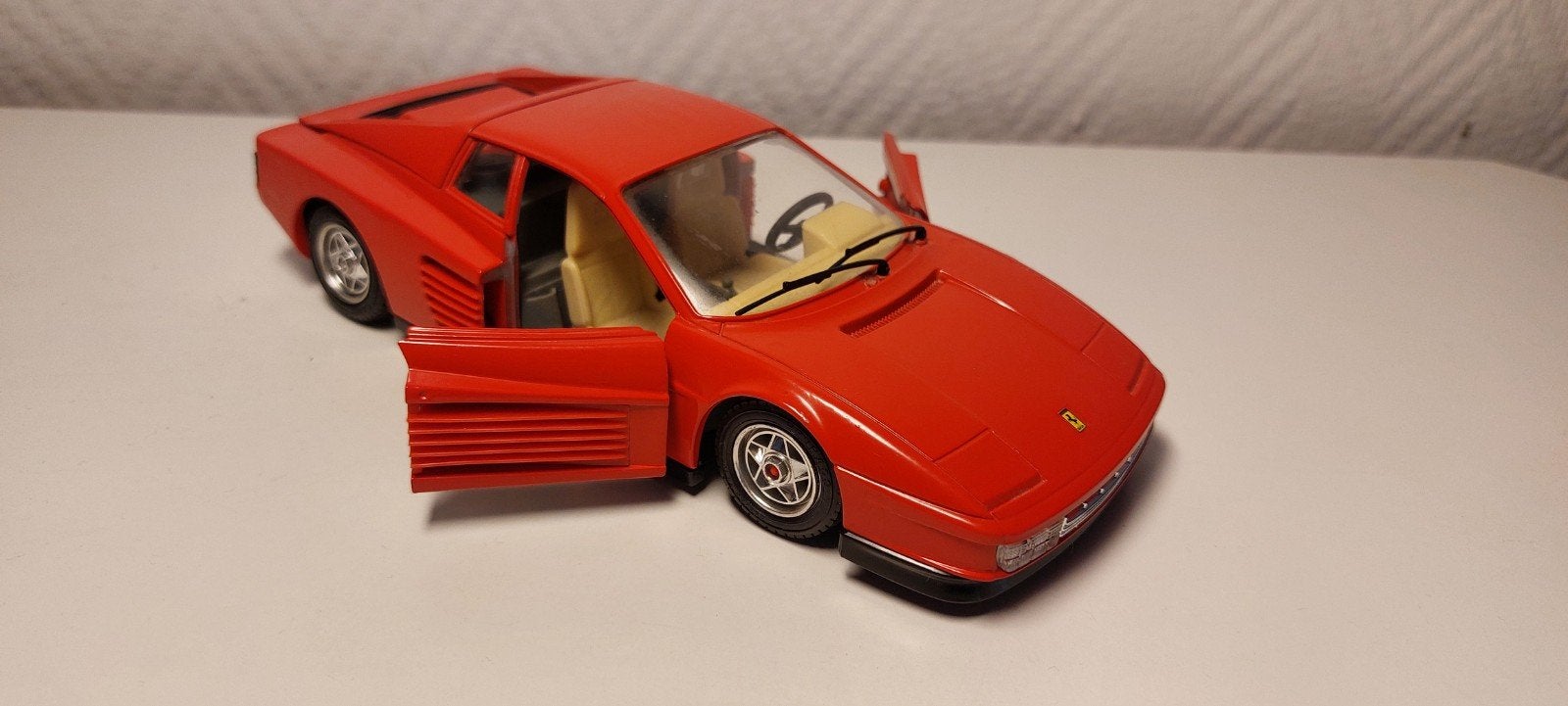 Intérieur rouge et beige de la Burago Ferrari Testarossa. éc, Enlèvement ou Envoi, Comme neuf, Voiture, Burago