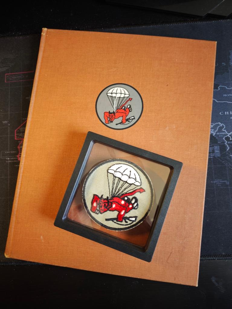 US WWII 508th PIR Patch and first edition History Book, Verzamelen, Militaria | Tweede Wereldoorlog, Ophalen of Verzenden