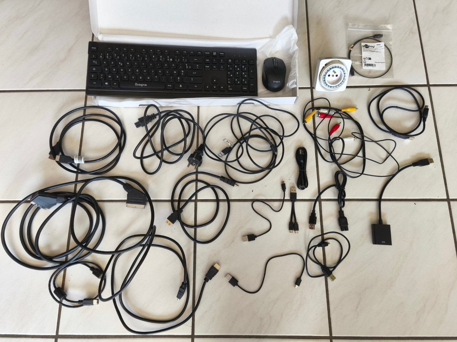 Lot informatique, Clavier Souris Ovegna, câbles HDMI 

Vend, Enlèvement, Neuf