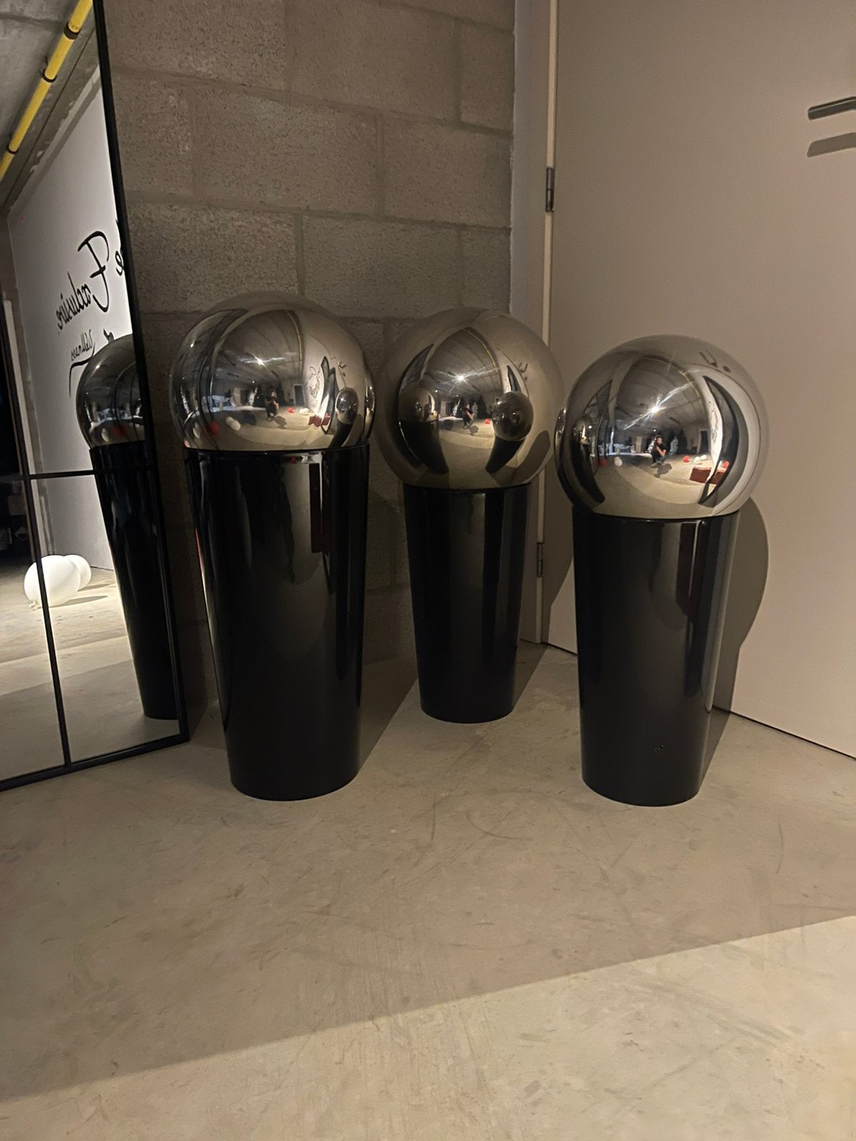Ensemble de 3 vases/piliers décoratifs modernes avec sphères, Enlèvement, Comme neuf