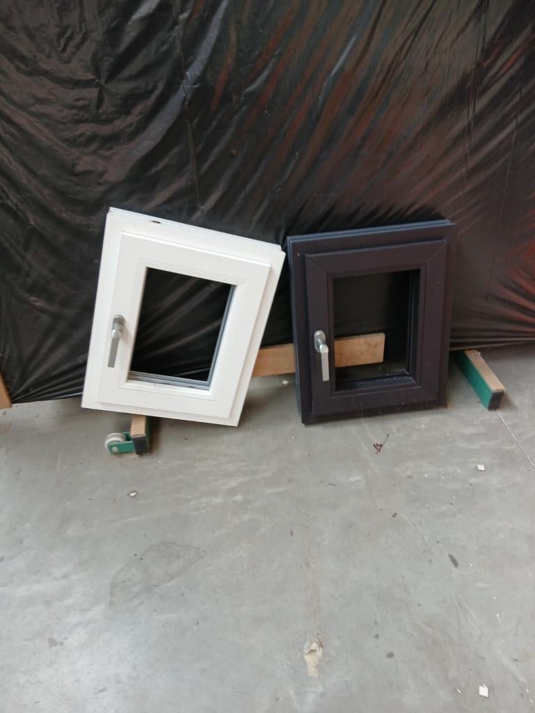 Fenêtres en PVC, Bricolage & Construction, Comme neuf, Fenêtre de façade ou Vitre, Enlèvement, Moins de 80 cm