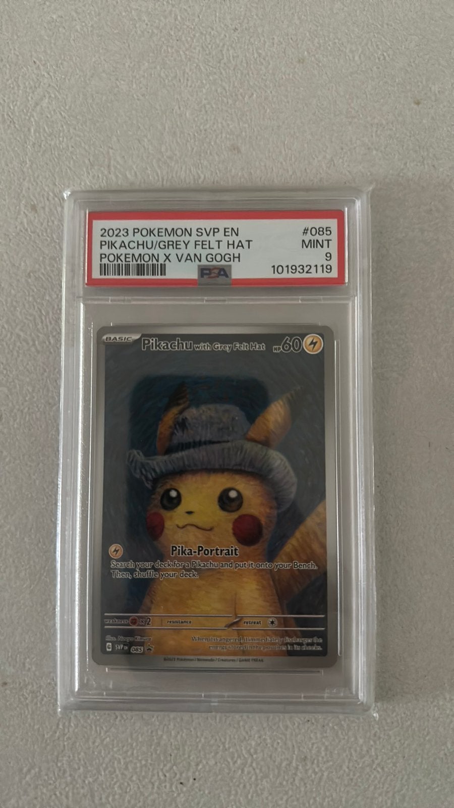 Pikachu van gogh psa9, Hobby en Vrije tijd, Ophalen, Zo goed als nieuw