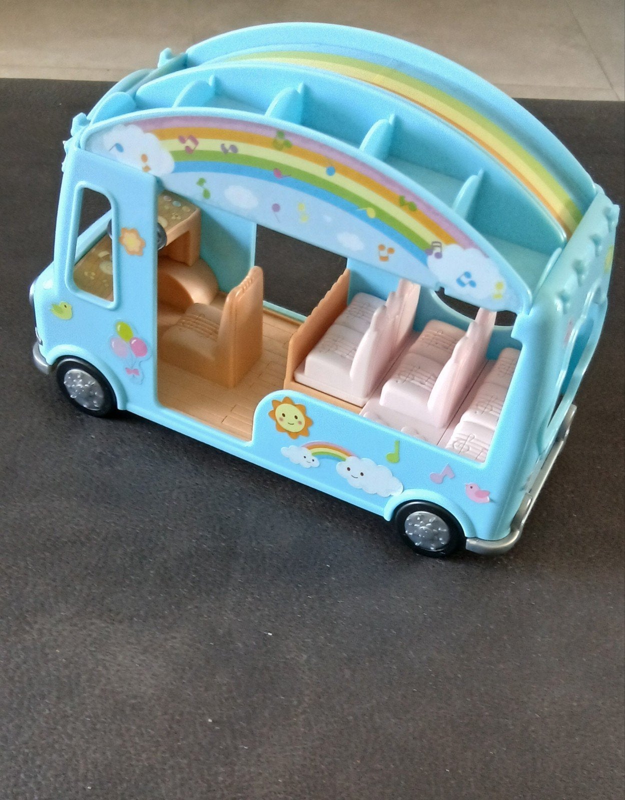 Regenboog bus sylvanian familie, Enlèvement