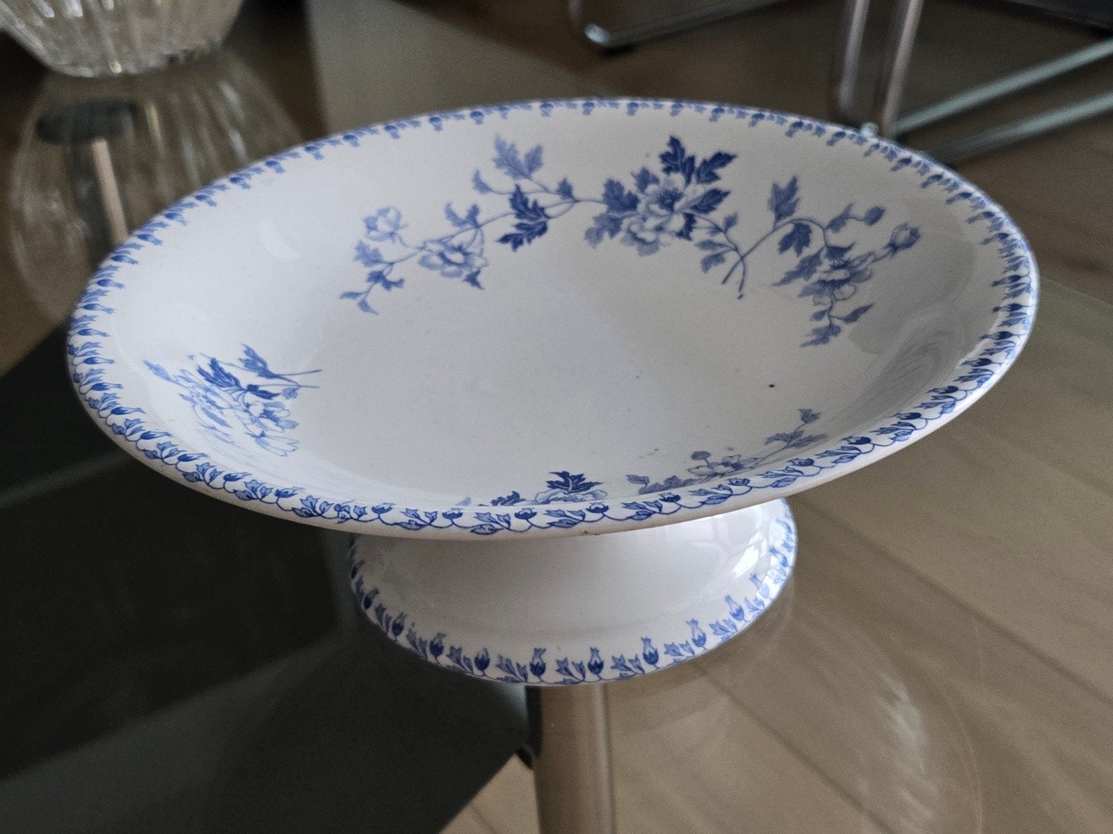 Twee vintage porselein getekend items,een coupe op voet en, Ophalen of Verzenden