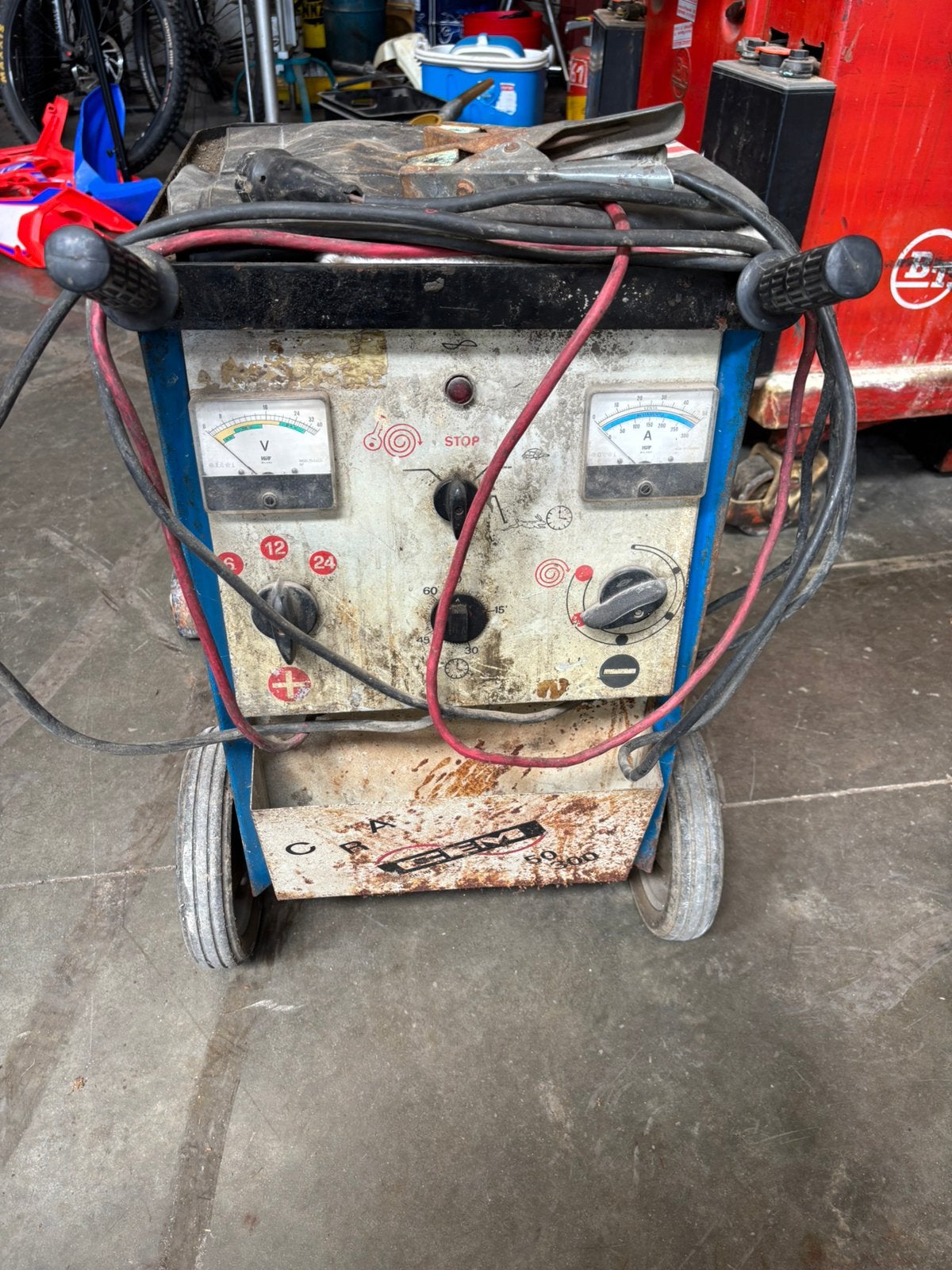 Chargeur / Démarreur de batterie professionnel GYS, Enlèvement, Utilisé