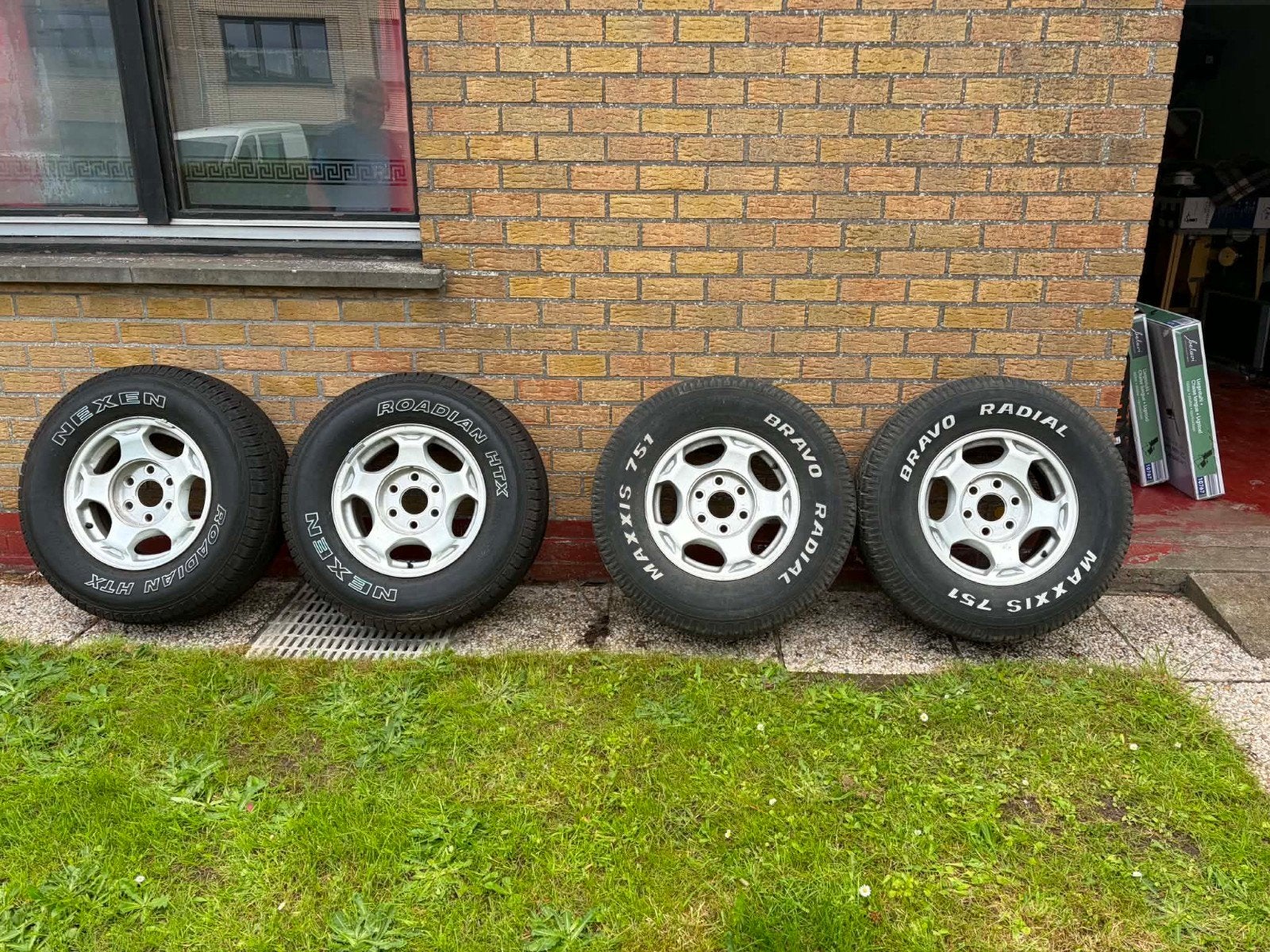 4 pneus sur jante. 255/70R16, Enlèvement, Pneu(s)