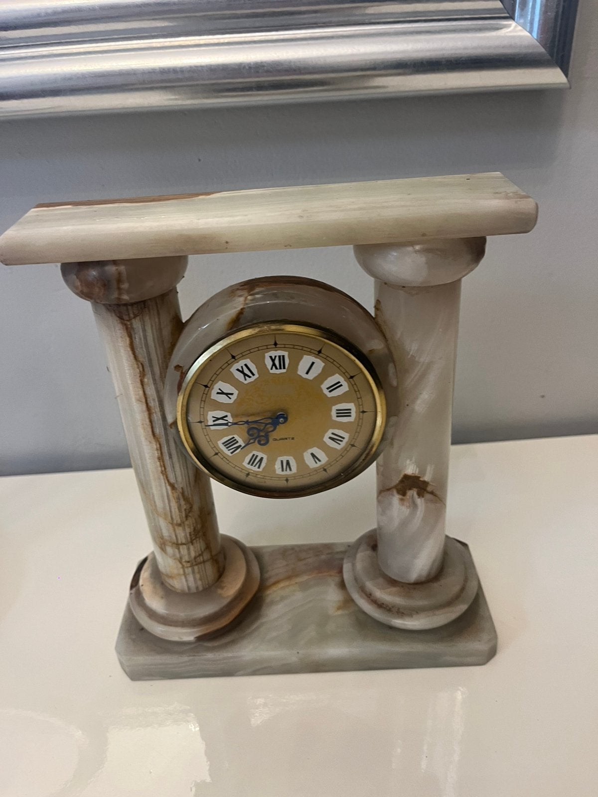 pendule de style portique en marbre crème avec des colonnes, Enlèvement ou Envoi