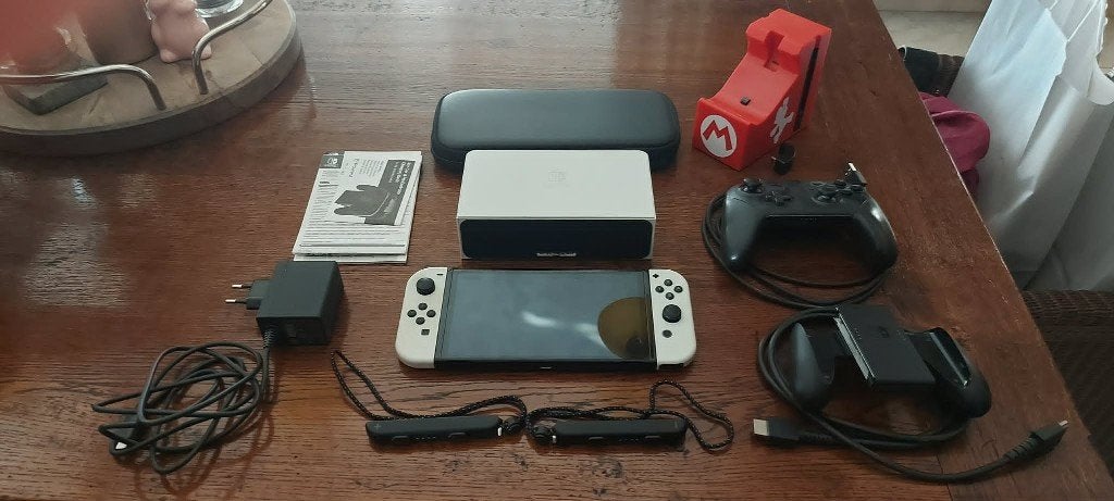 Nintendo Switch OLED Wit + accessoires, Games en Spelcomputers, Ophalen, Zo goed als nieuw, Met 3 controllers of meer, Switch OLED