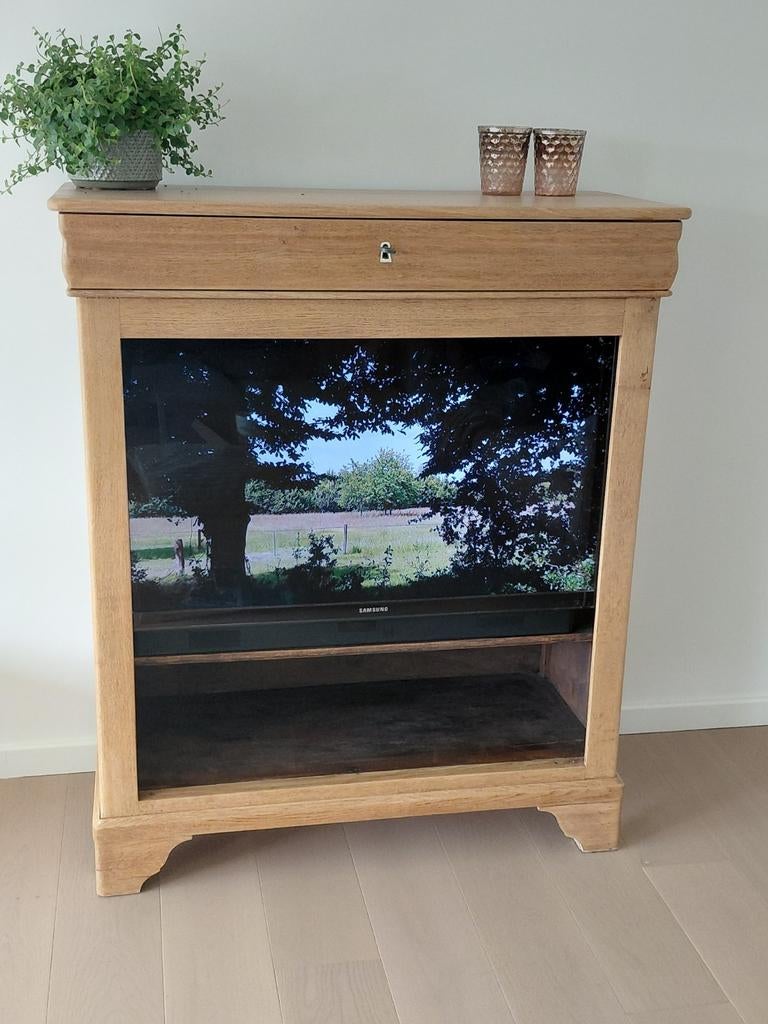 Eiken kast met tv, Ophalen