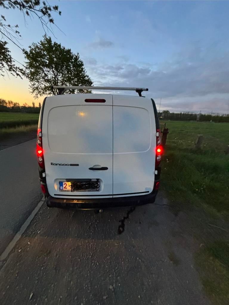 Renault kango 0486916056, Auto's, Bestelwagens en Lichte vracht, Voorwielaandrijving, Euro 5, Zwart, Wit